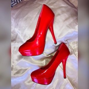 Hot red shiny vinyl platform heels 👠